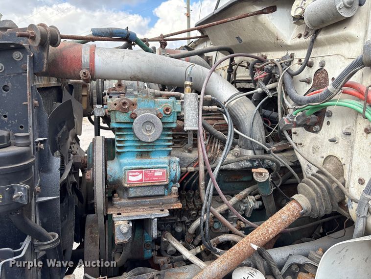 image for item EA7105 1992 International 4900 flatbed truck