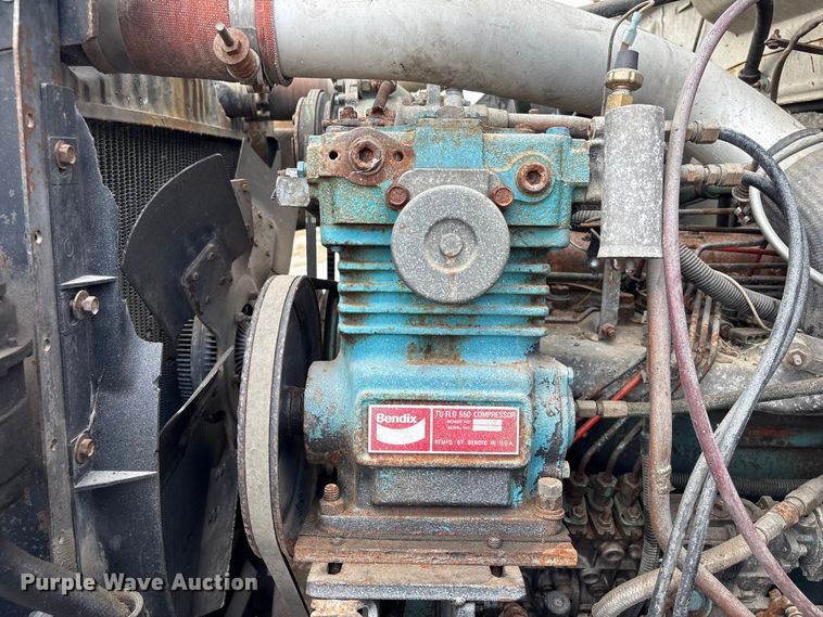 image for item EA7105 1992 International 4900 flatbed truck