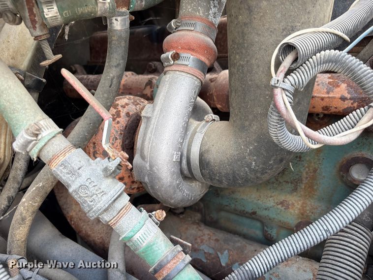 image for item EA7105 1992 International 4900 flatbed truck