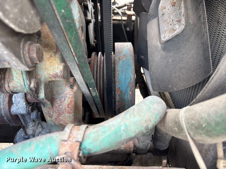 image for item EA7105 1992 International 4900 flatbed truck