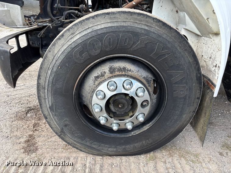 image for item EA7105 1992 International 4900 flatbed truck