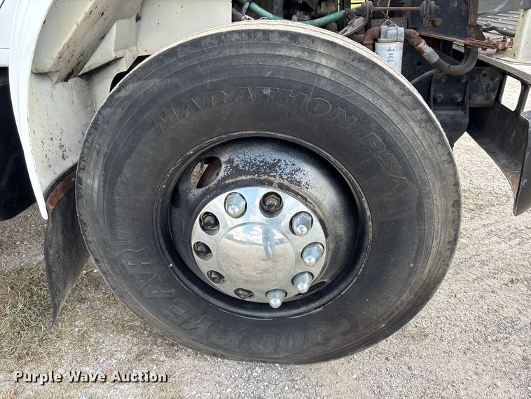 image for item EA7105 1992 International 4900 flatbed truck