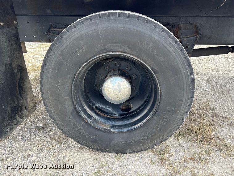 image for item EA7105 1992 International 4900 flatbed truck