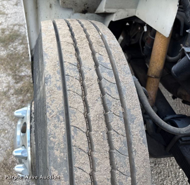 image for item EA7105 1992 International 4900 flatbed truck