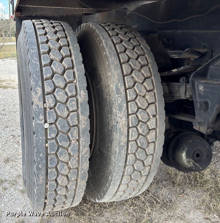 image for item EA7105 1992 International 4900 flatbed truck