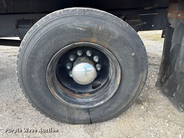 image for item EA7105 1992 International 4900 flatbed truck