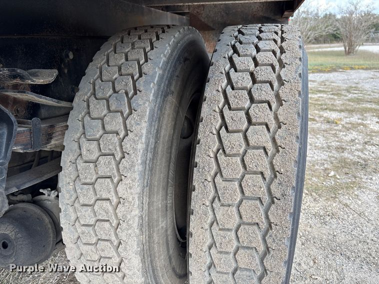 image for item EA7105 1992 International 4900 flatbed truck