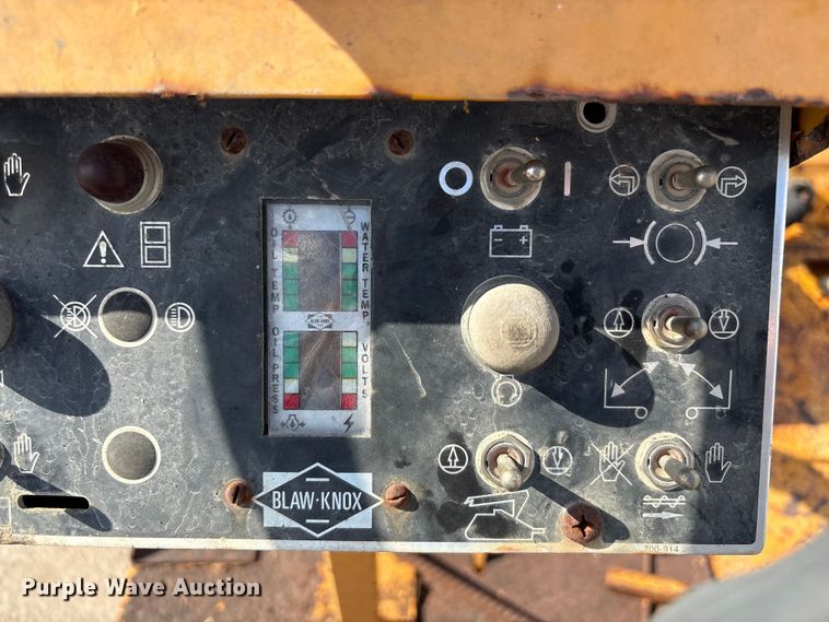 image for item EA7109 1997 Blaw-Knox PF-150 paver