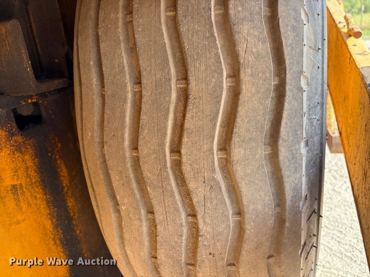 image for item EA7109 1997 Blaw-Knox PF-150 paver