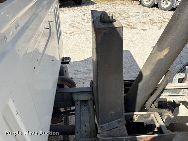 image for item EA7110 1992 White GMC WG Series dump truck