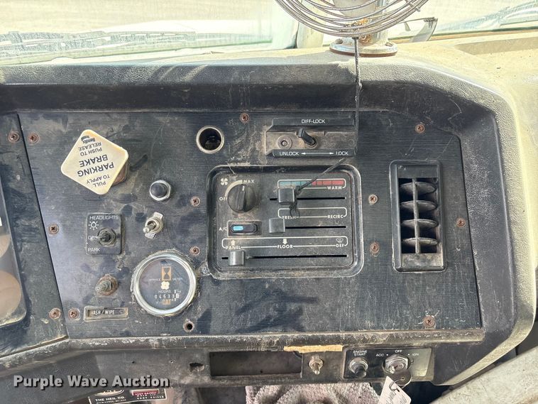 image for item EA7110 1992 White GMC WG Series dump truck