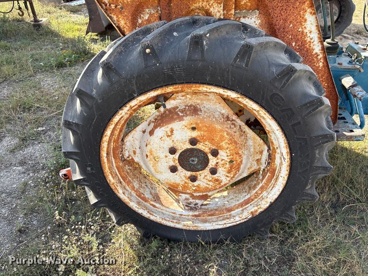 image for item EA7111 1979 Ford 1300 tractor