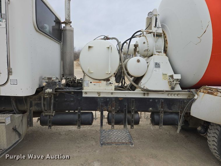 image for item EB1154 2000 Peterbilt 357 ready mix truck