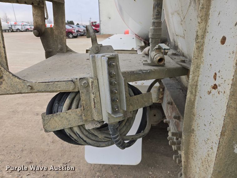 image for item EB1154 2000 Peterbilt 357 ready mix truck