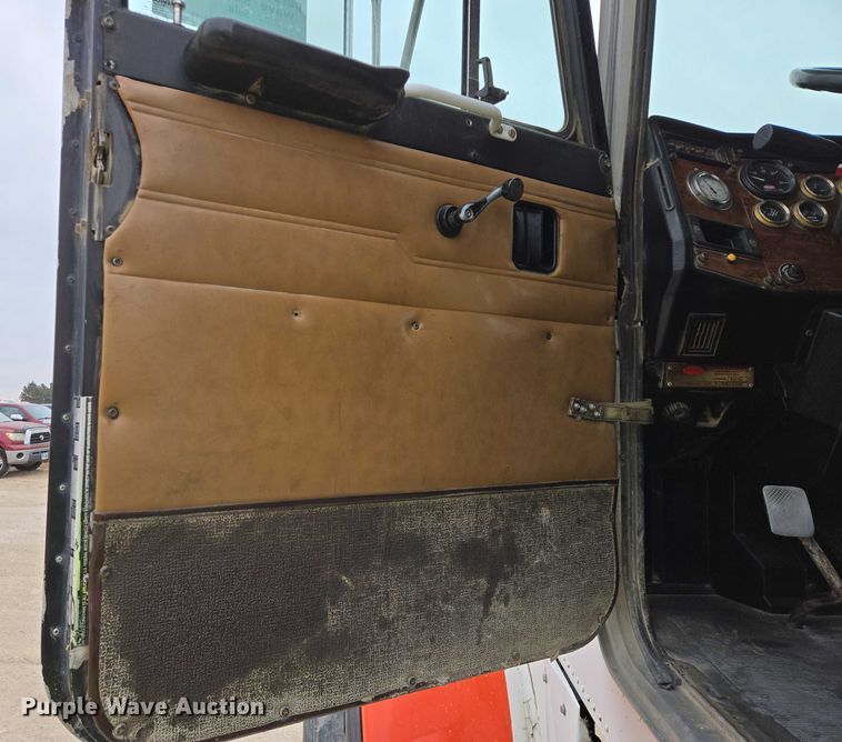 image for item EB1154 2000 Peterbilt 357 ready mix truck