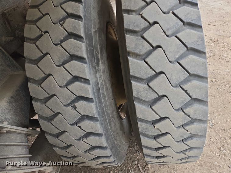 image for item EB1154 2000 Peterbilt 357 ready mix truck