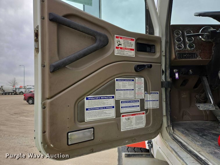 image for item EB1156 2006 International PayStar 5500i ready mix truck