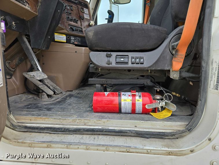 image for item EB1156 2006 International PayStar 5500i ready mix truck