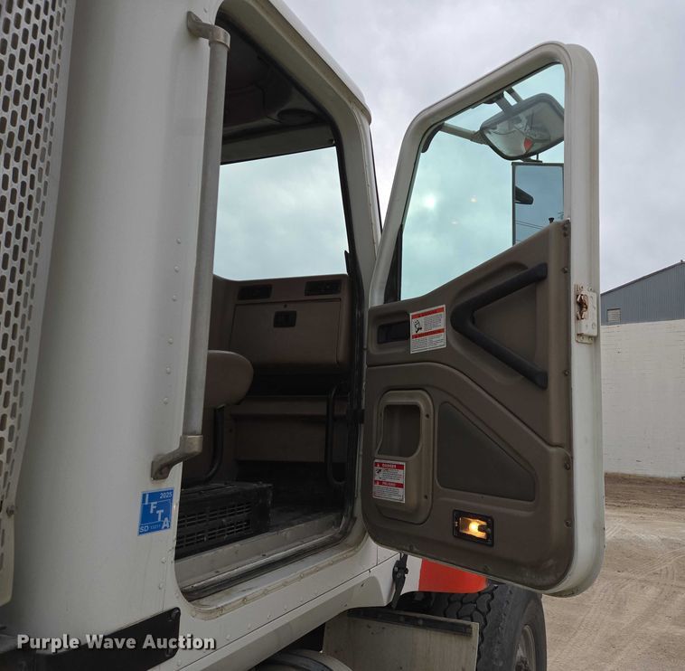 image for item EB1156 2006 International PayStar 5500i ready mix truck