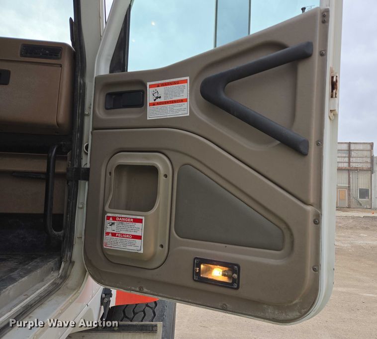 image for item EB1156 2006 International PayStar 5500i ready mix truck