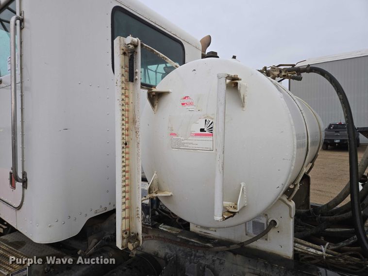 image for item EB1188 2003 Peterbilt 357 ready mix truck