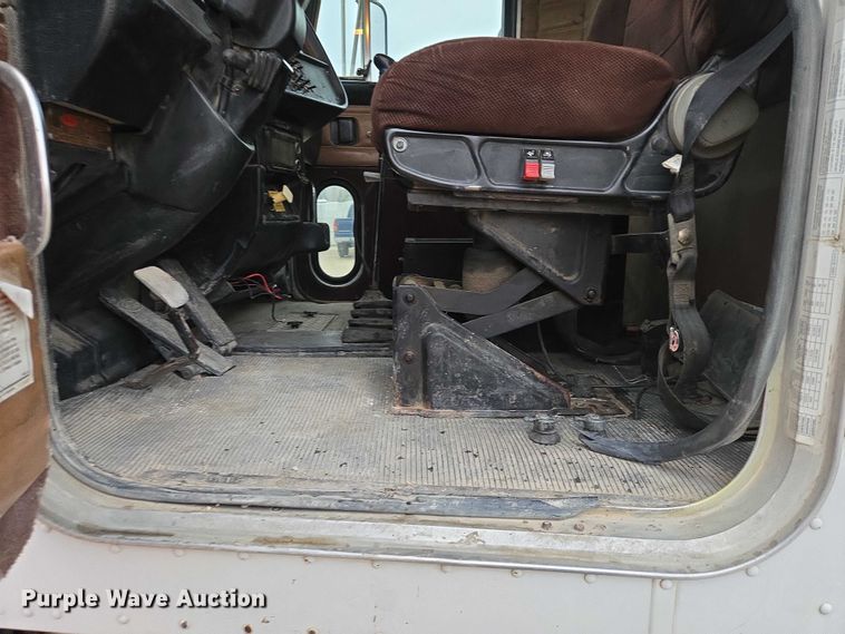 image for item EB1188 2003 Peterbilt 357 ready mix truck