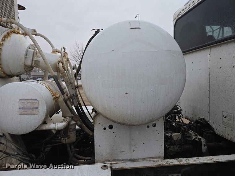 image for item EB1189 2000 Peterbilt 357 ready mix truck