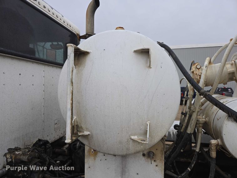 image for item EB1189 2000 Peterbilt 357 ready mix truck