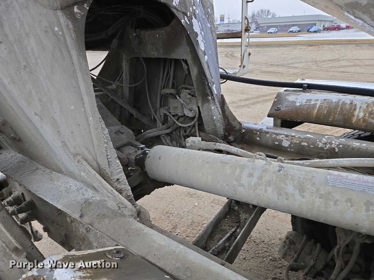 image for item EB1189 2000 Peterbilt 357 ready mix truck