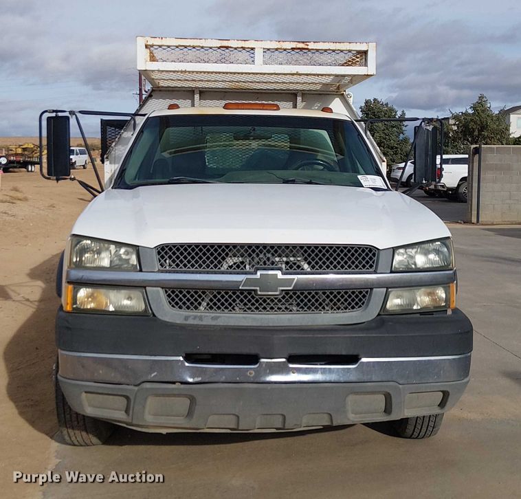 image for item EC1351 2003 Chevrolet Silverado 3500HD flatbed pickup truck