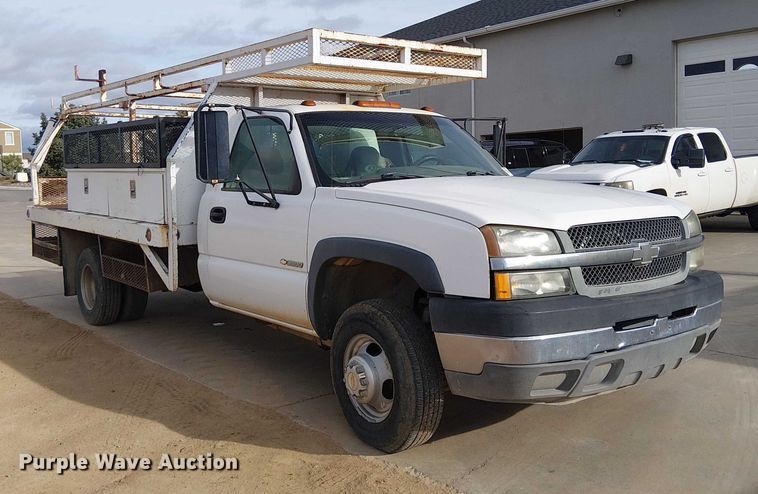 image for item EC1351 2003 Chevrolet Silverado 3500HD flatbed pickup truck