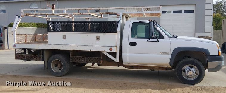 image for item EC1351 2003 Chevrolet Silverado 3500HD flatbed pickup truck