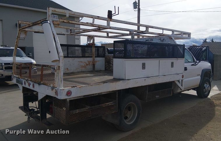 image for item EC1351 2003 Chevrolet Silverado 3500HD flatbed pickup truck