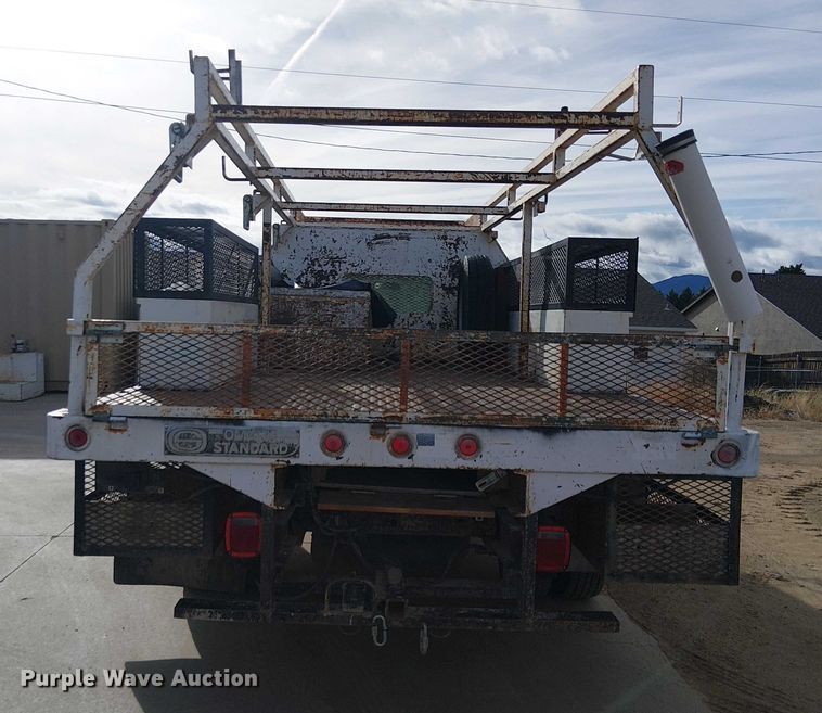 image for item EC1351 2003 Chevrolet Silverado 3500HD flatbed pickup truck