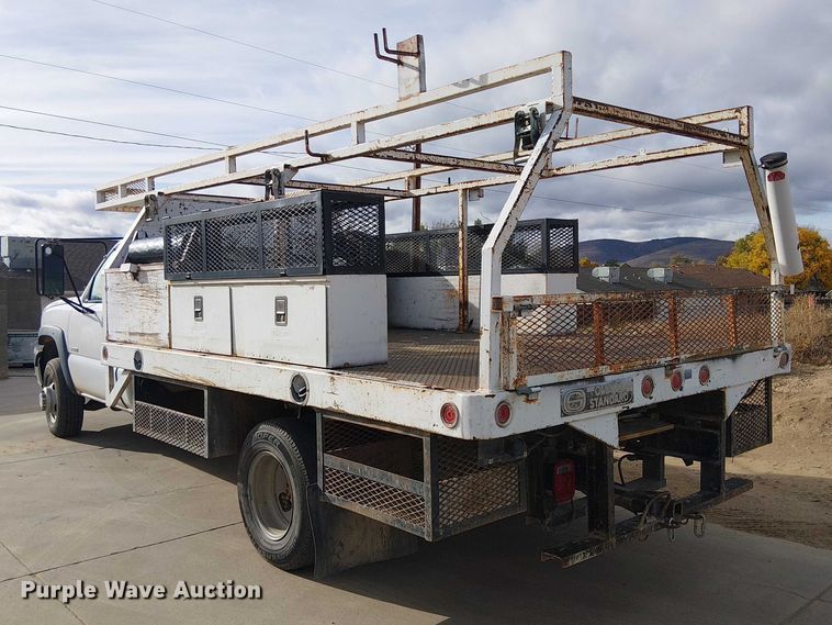 image for item EC1351 2003 Chevrolet Silverado 3500HD flatbed pickup truck