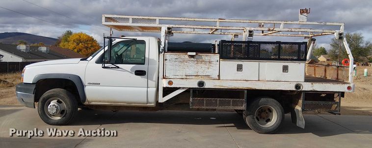 image for item EC1351 2003 Chevrolet Silverado 3500HD flatbed pickup truck