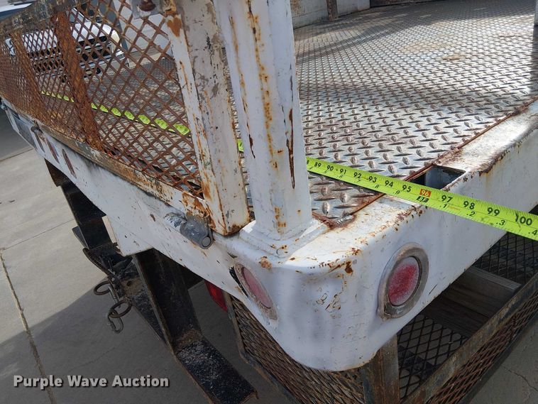 image for item EC1351 2003 Chevrolet Silverado 3500HD flatbed pickup truck