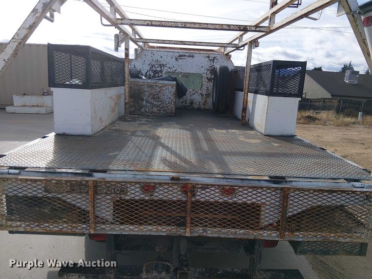 image for item EC1351 2003 Chevrolet Silverado 3500HD flatbed pickup truck