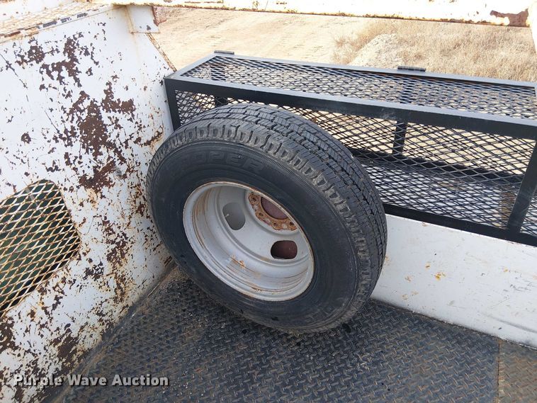 image for item EC1351 2003 Chevrolet Silverado 3500HD flatbed pickup truck