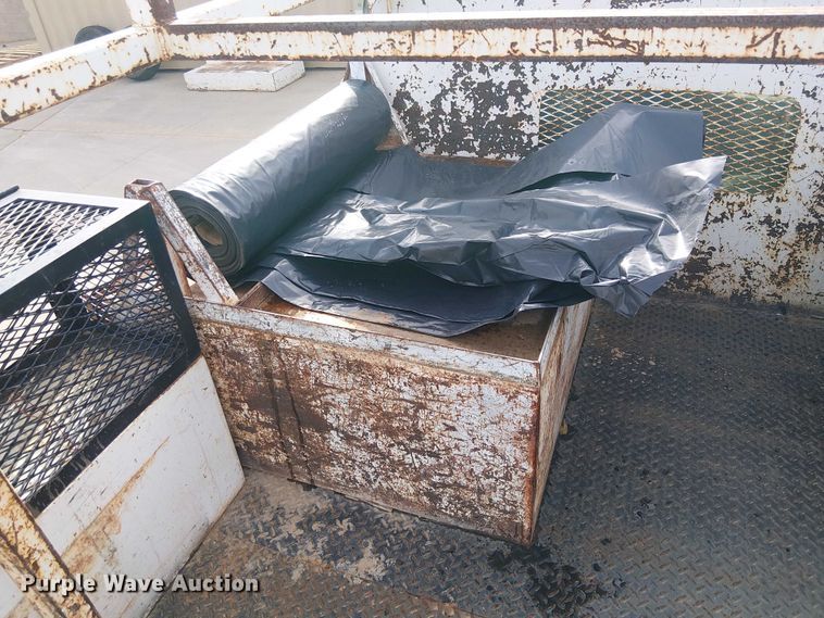 image for item EC1351 2003 Chevrolet Silverado 3500HD flatbed pickup truck