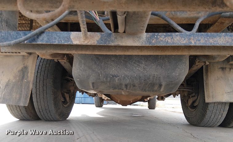 image for item EC1351 2003 Chevrolet Silverado 3500HD flatbed pickup truck