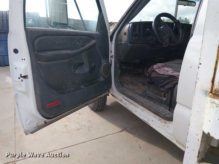 image for item EC1351 2003 Chevrolet Silverado 3500HD flatbed pickup truck