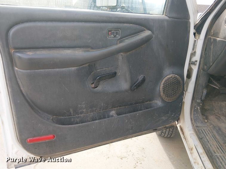 image for item EC1351 2003 Chevrolet Silverado 3500HD flatbed pickup truck