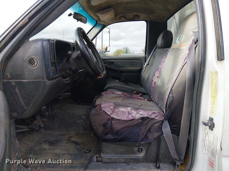 image for item EC1351 2003 Chevrolet Silverado 3500HD flatbed pickup truck