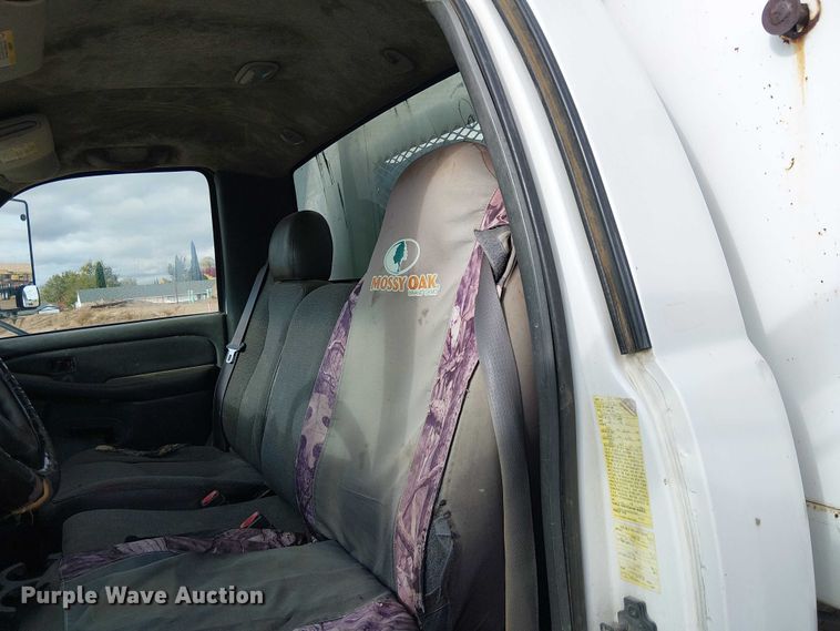 image for item EC1351 2003 Chevrolet Silverado 3500HD flatbed pickup truck