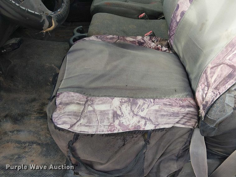 image for item EC1351 2003 Chevrolet Silverado 3500HD flatbed pickup truck