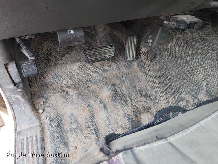 image for item EC1351 2003 Chevrolet Silverado 3500HD flatbed pickup truck