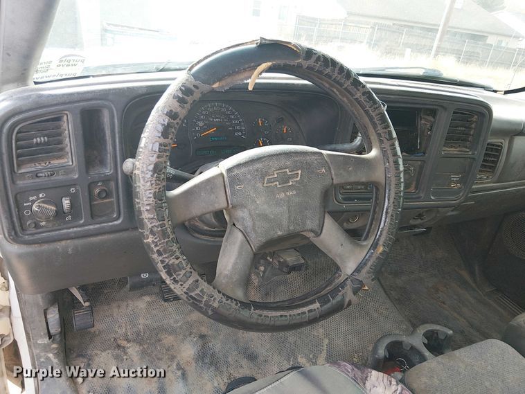 image for item EC1351 2003 Chevrolet Silverado 3500HD flatbed pickup truck