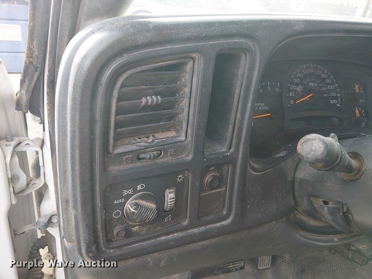 image for item EC1351 2003 Chevrolet Silverado 3500HD flatbed pickup truck