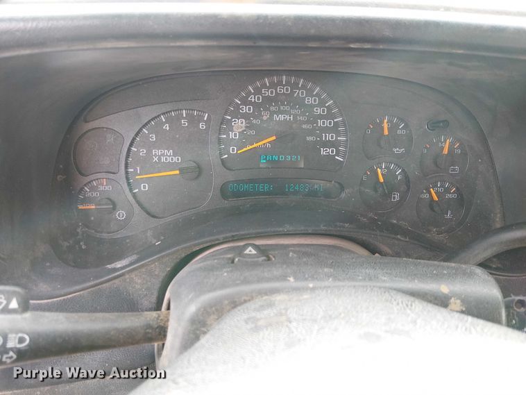 image for item EC1351 2003 Chevrolet Silverado 3500HD flatbed pickup truck